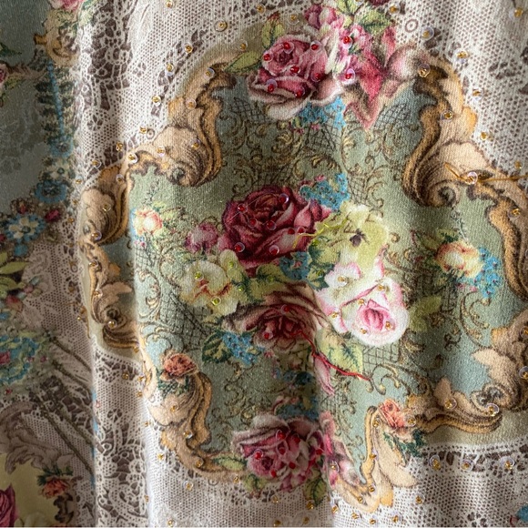 Vintage-Inspired Floral Long Sleeve Top - Picture 3 of 6